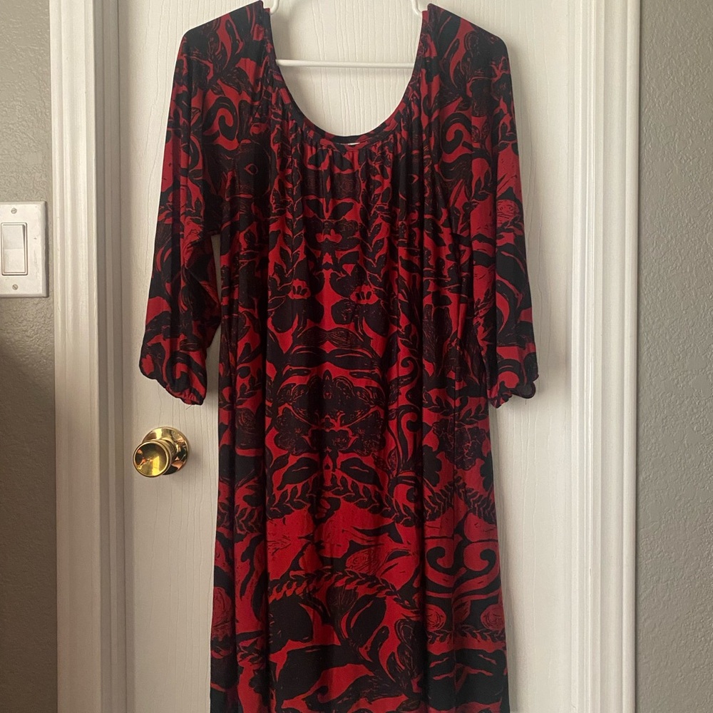 women’s black and red dress